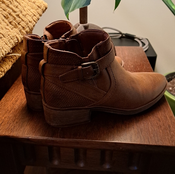 Denver Hayes Ankle Boots - Picture 4 of 5